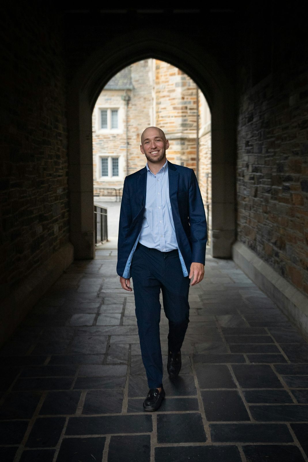 Commercieel Medewerker Binnendienst helpt een klant