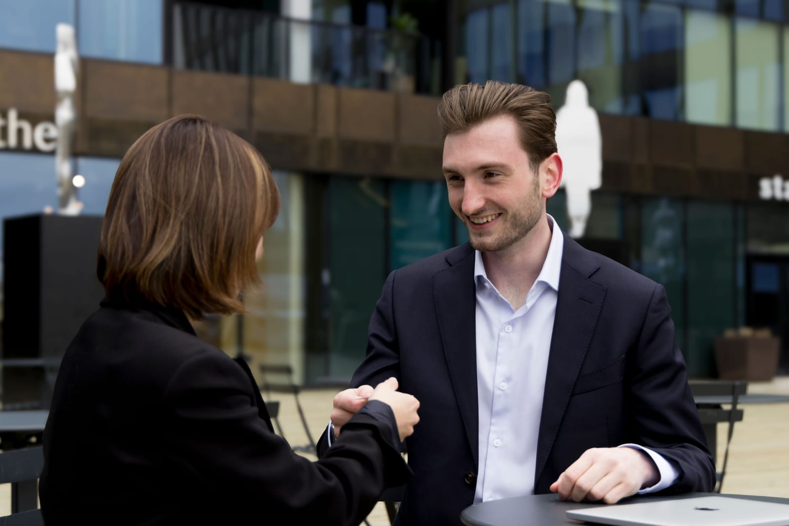 Accountmanager maakt kennis met een klant