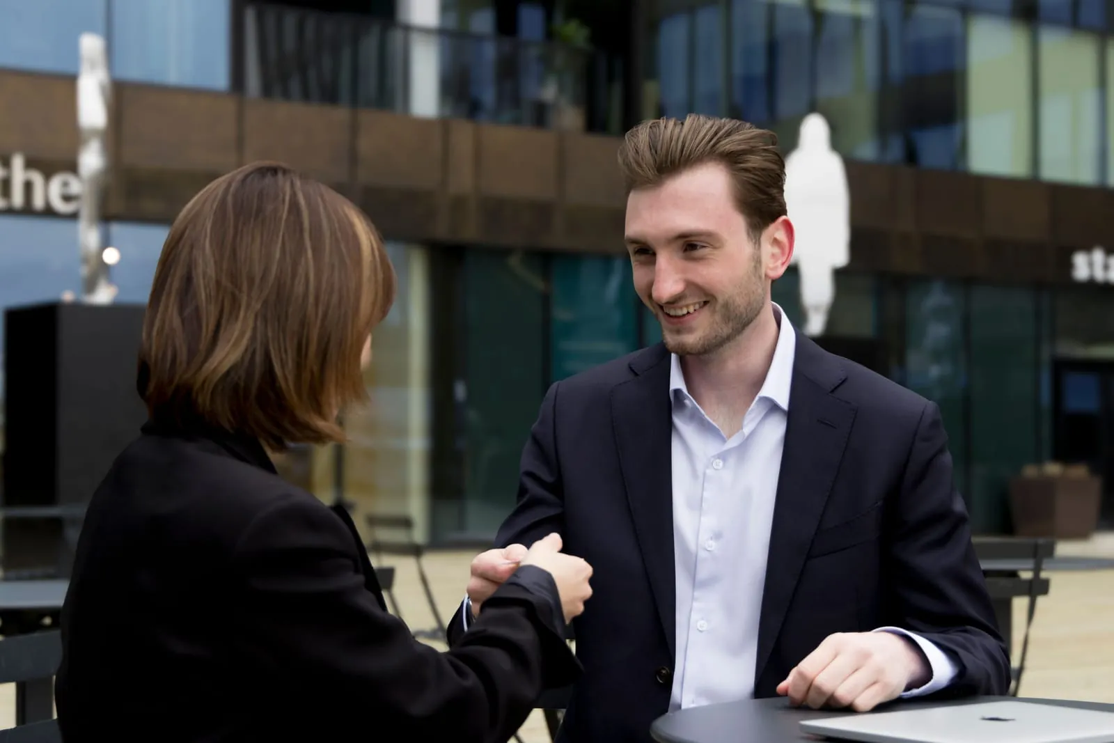 Accountmanager maakt kennis met een klant